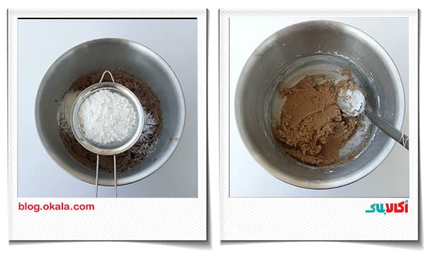 ریختن کم کم آرد بر روی مواد در شیرینی دارچینی