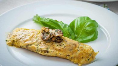 طرز تهیه املت فرانسوی خوشمزه؛ با پنیر و فلفل دلمهای