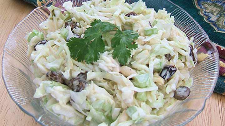 نکات و فوت و فن‌های تهیه سالاد کلم و کشمش