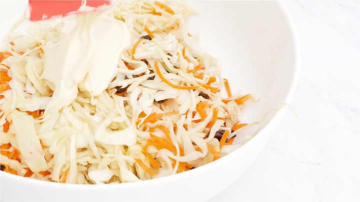 مراحل تهیه سالاد کلم و کشمش