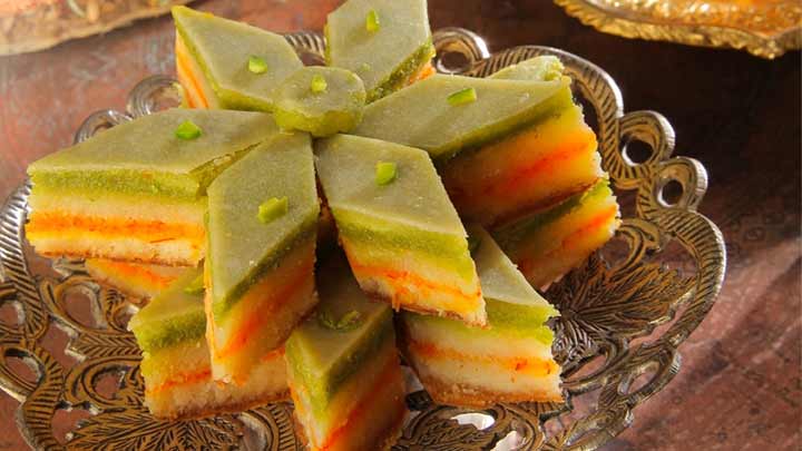 مراحل تهیه خاگینه سه رنگ قالبی