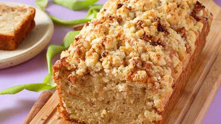 مراحل تهیه کرامبل کیک سیب و گردو مراحل تهیه کرامبل کیک سیب و گردو