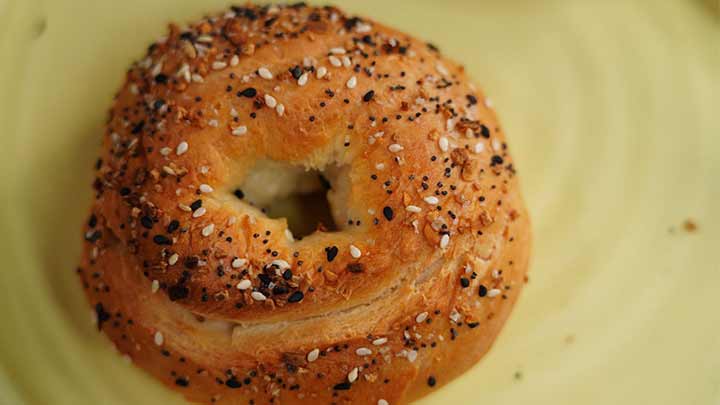 مراحل تهیه نان کنجدی جادویی مراحل تهیه نان کنجدی جادویی