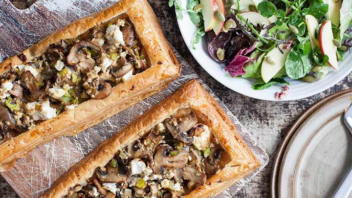 تارت قارچ و پنیر: ترکیبی از قارچ‌های خوشمزه و پنیر ذوب‌شده