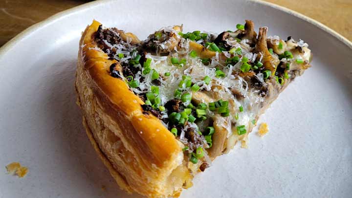 با قارچ و پنیر یک تارت خوشمزه تهیه کنید