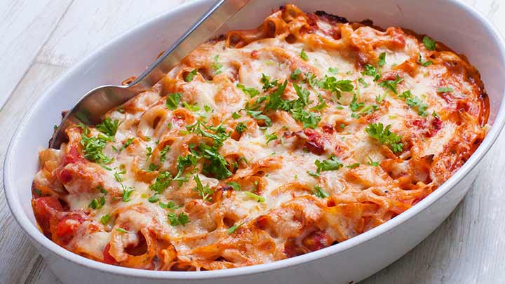 مراحل تهیه سس بشامل در گراتن پاستا مراحل تهیه سس بشامل در گراتن پاستا