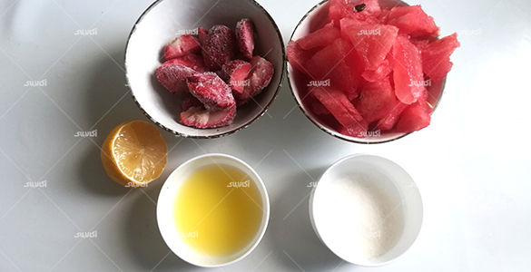 مواد اولیه اسموتی توت فرنگی و هندوانه