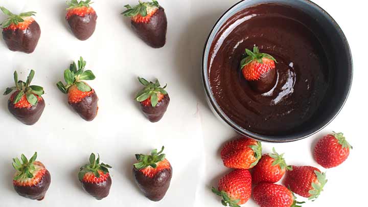 مراحل تهیه توت فرنگی شکلاتی مراحل تهیه توت فرنگی شکلاتی