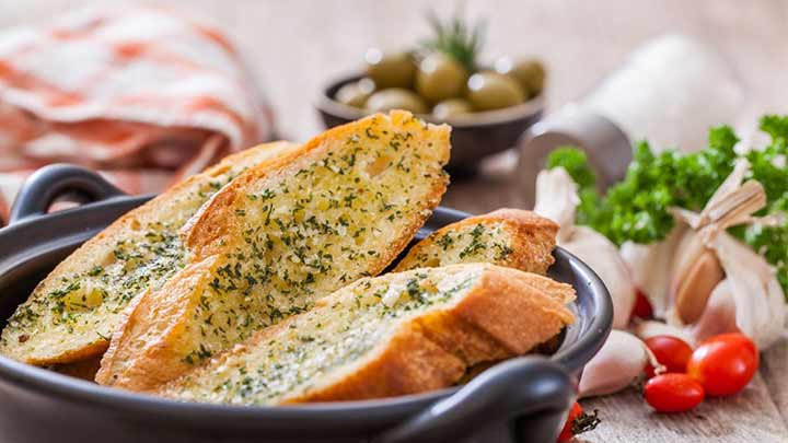 نکات و فوت و فن‌های تهیه نان سیر با نان خانگی