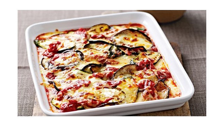 مراحل طرز تهیه گراتن بادمجان با سیب زمینی