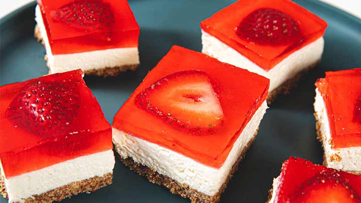 مراحل تهیه دسر سه لایه ژله‌ای