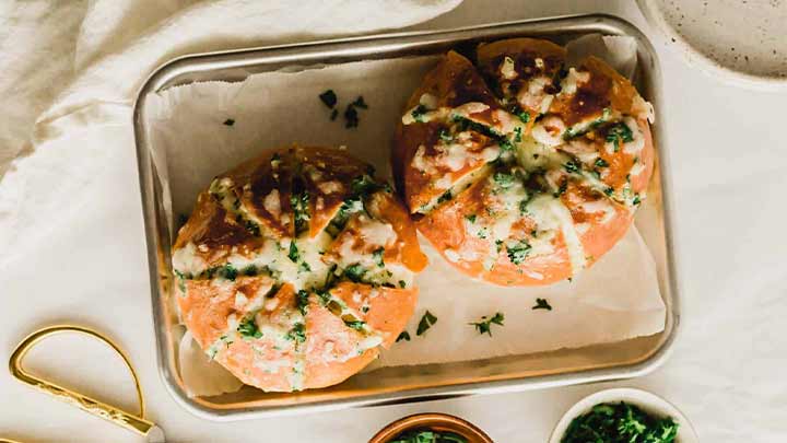 مراحل تهیه نان پنیری مراحل تهیه نان پنیری