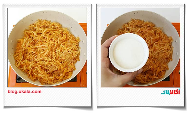 ریختن شکر روی سیب های رنده شده در رولت سیب و دارچین ریختن شکر روی سیب های رنده شده در رولت سیب و دارچین