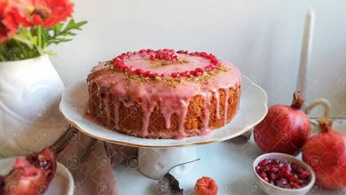 طرز تهیه کیک انار یلدایی با سس مخصوص انار