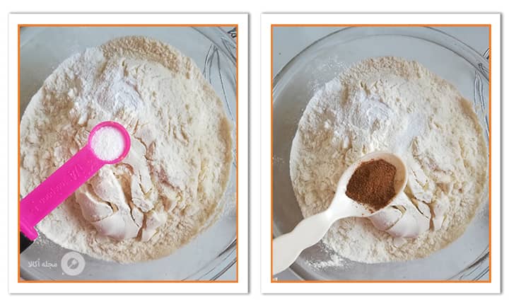 ریختن جوش شیرین به همراه دارچین و نمک در آرد کیک انار