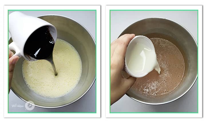 اضافه کردن روغن مایع و پودر کاکائو به همراه شیر در مواد کیک کافی شاپی