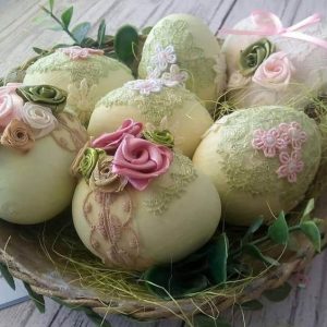 تزیین تخم مرغ با گل مصنوعی