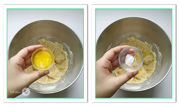 زرده تخم مرغ و وانیل را به مواد شیرینی رویال اضافه کنید