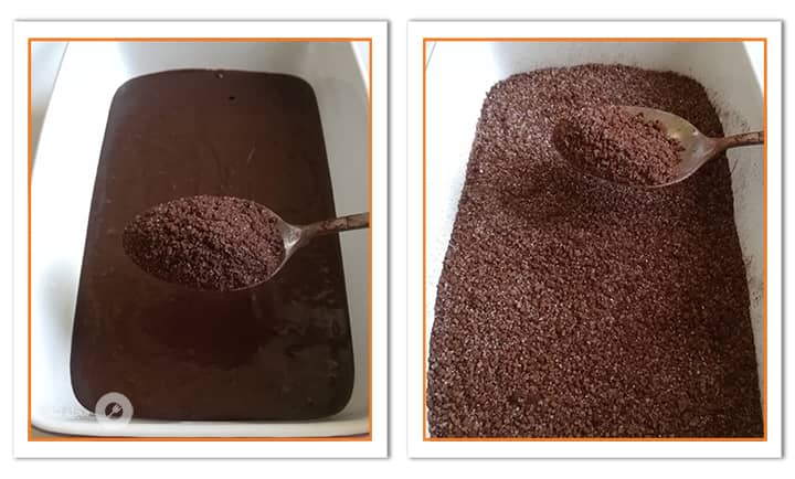 ریختن پودر هات چاکلت دستی بر روی پودینگ شکلاتی ریختن پودر هات چاکلت دستی بر روی پودینگ شکلاتی