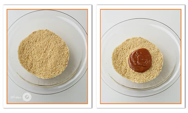 اضافه کردن سس کارامل خنک شده به مواد پودر شده برای شیرینی رول بادام و شکلات