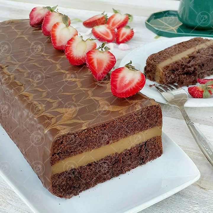 طرز تهیه کیک شکلاتی با کرم پاتیسیر نسکافه ای خانگی