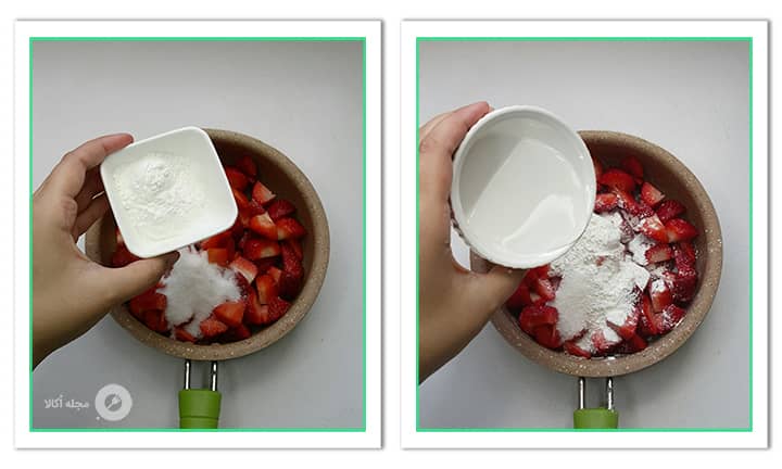 اضافه کردن نشاسته ذرت و آب به توت فرنگی برای سس توت فرنگی