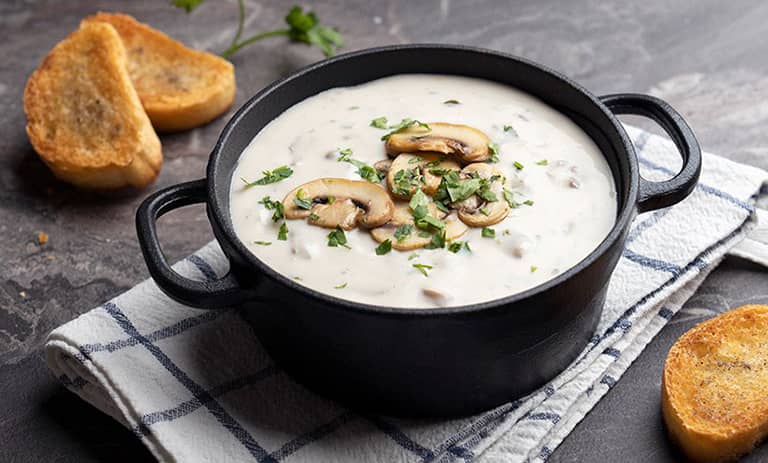 طرز تهیه سوپ قارچ و مرغ؛ سوپ ساده برای رژیم غذایی