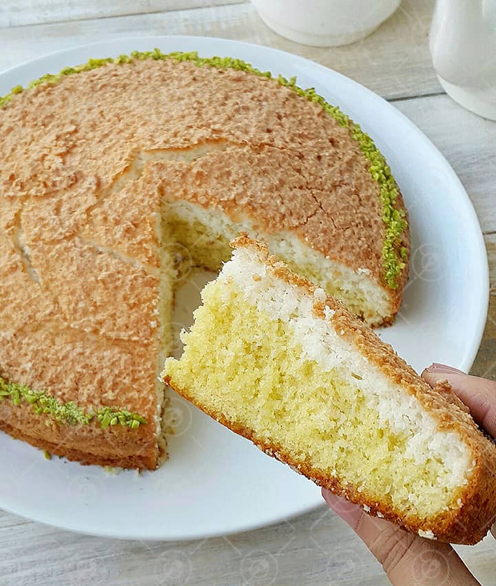 کیک مکرون با لایه نارگیلی خوشمزه