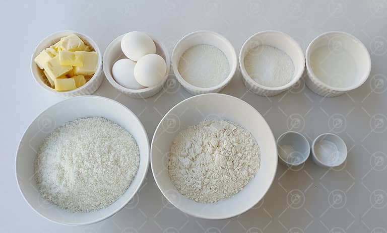 مواد لازم برای لایه کیک مکرون نارگیلی