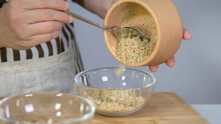 ترکیب آرد، گردو و دارچین برای مواد میانی گاتا