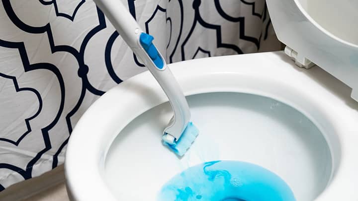 استفاده از محلول‌های سفید کننده برای تمیز کردن سنگ توالت
