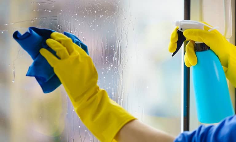 5 روش کاربردی و ساده برای تمیز کردن شیشه پنجره