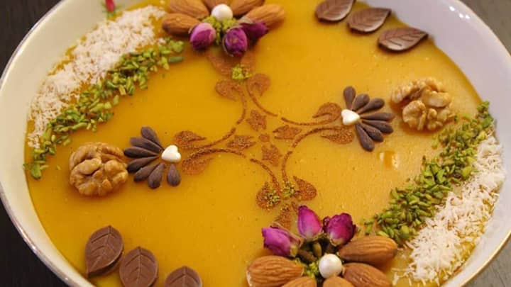 اضافه کردن گلاب و زعفران برای کاچی با آرد گندم اضافه کردن گلاب و زعفران برای کاچی با آرد گندم