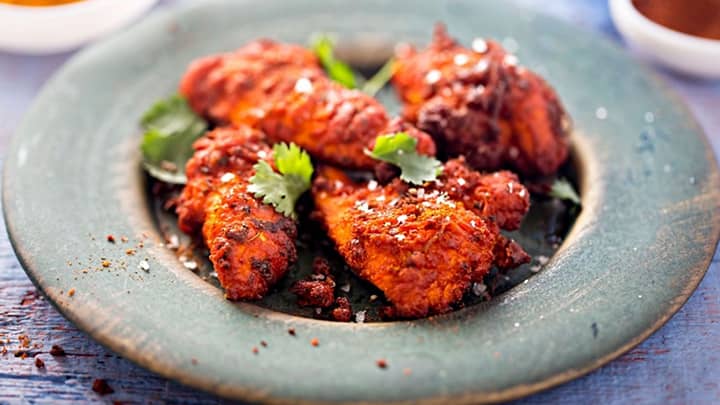سرخ کردن و سرو مرغ زنجبیلی سرخ کردن و سرو مرغ زنجبیلی
