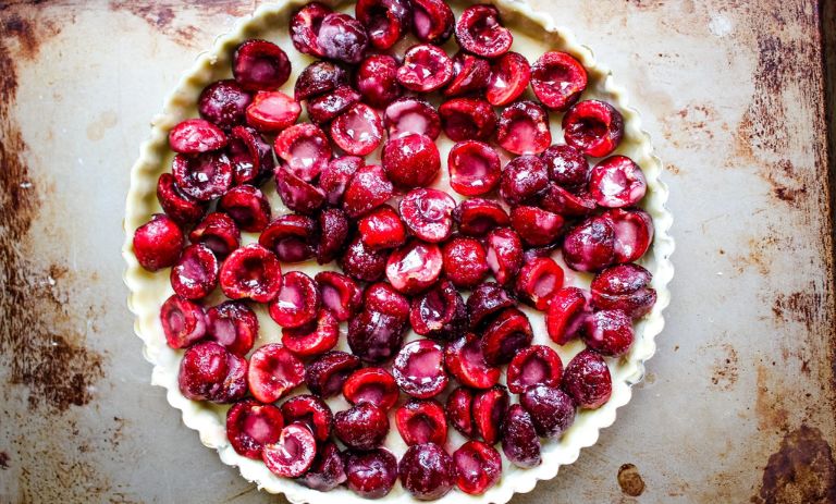 طرز تهیه تارت آلبالو با پایه ترد و آلبالوی تازه