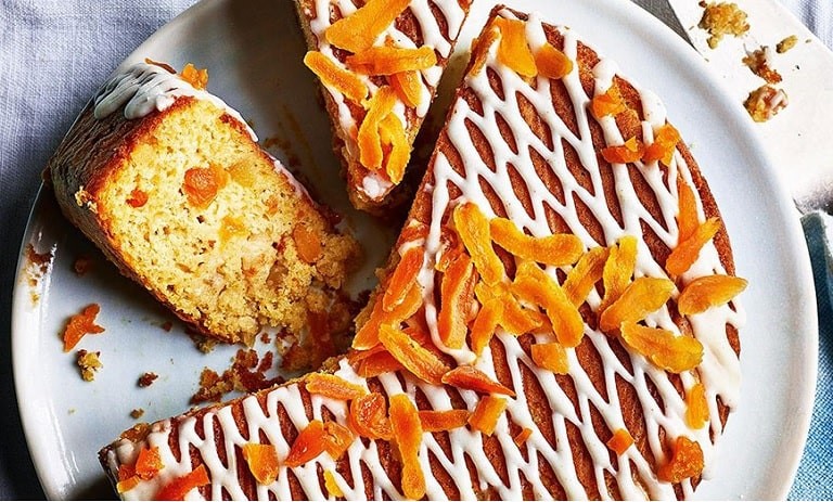 طرز تهیه کیک قیسی (زردآلوی خشک)؛ با سس وانیلی