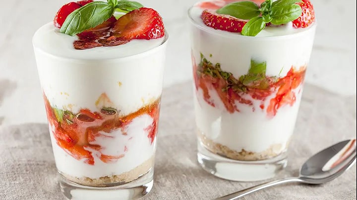 دسر ماست توتفرنگی دسر ماست توتفرنگی