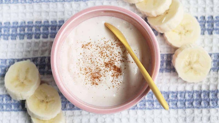 مراحل طرز تهیه ماست میوهای خانگی با طعم موز و عسل مراحل طرز تهیه ماست میوهای خانگی با طعم موز و عسل