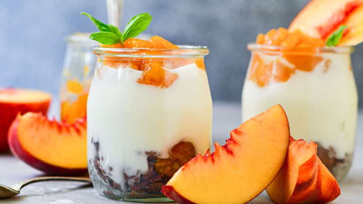 مراحل طرز تهیه ماست میوهای خانگی با طعم هلو مراحل طرز تهیه ماست میوهای خانگی با طعم هلو