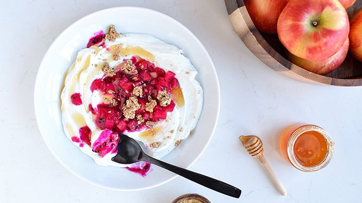 مراحل طرز تهیه ماست میوهای خانگی با طعم سیب مراحل طرز تهیه ماست میوهای خانگی با طعم سیب