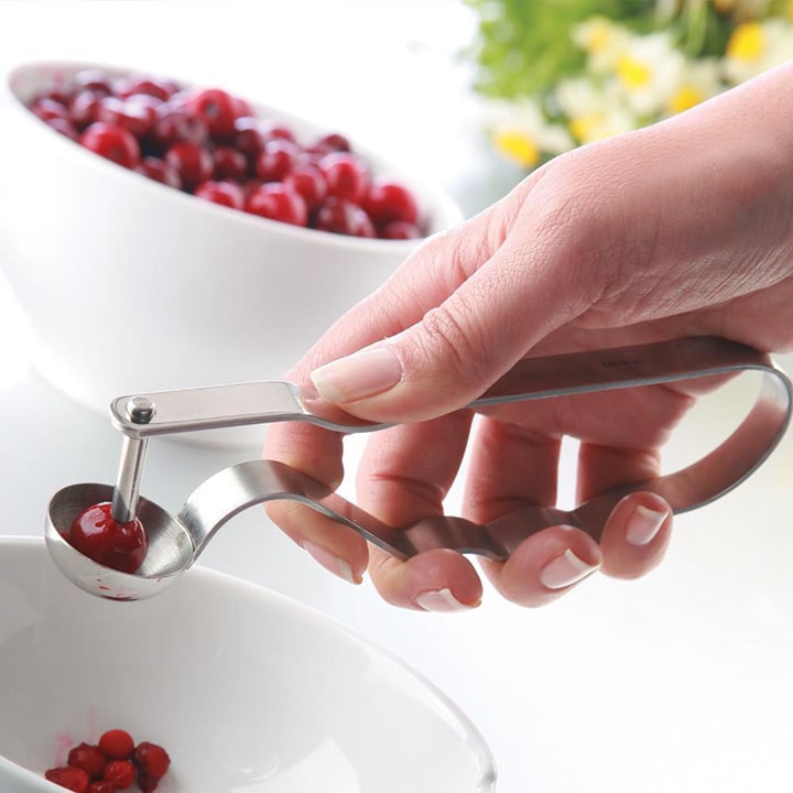 در آوردن هسته آلبالو به کمک هسته‌گیر آلبالو