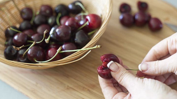 جدا کردن هسته با کمک دست