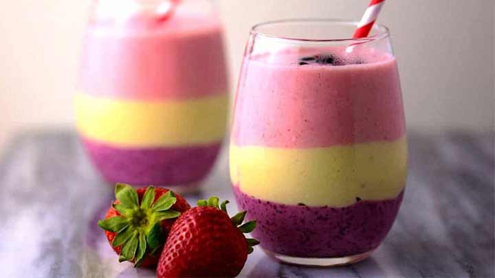 مراحل تهیه اسموتی 3 رنگ میوه‌ای