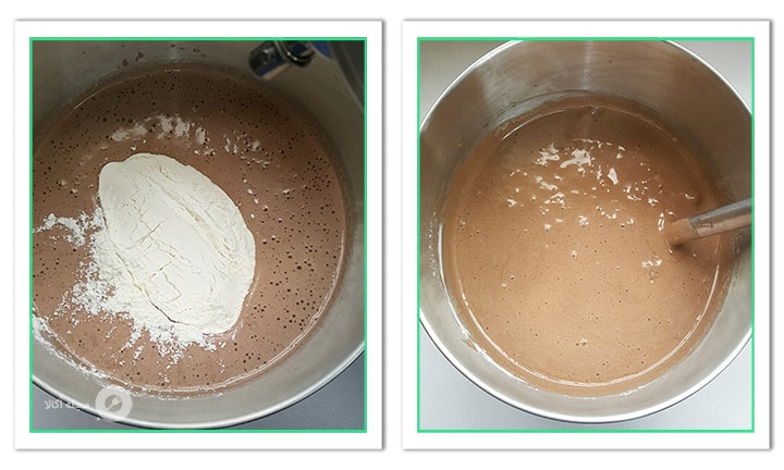 آرد را به مواد اضافه کنید و دورانی هم بزنید برای موس کیک شکلاتی کاراملی