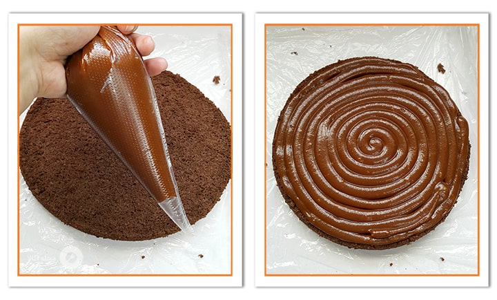 کارامل باقی مانده را روی کیک پایپ کنید برای موس کیک شکلاتی کاراملی