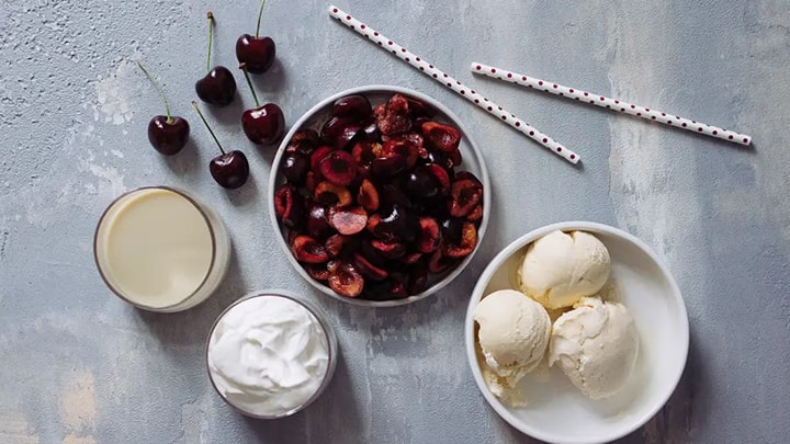 مواد مورد نیاز برای تهیه میلک شیک آلبالو مواد مورد نیاز برای تهیه میلک شیک آلبالو