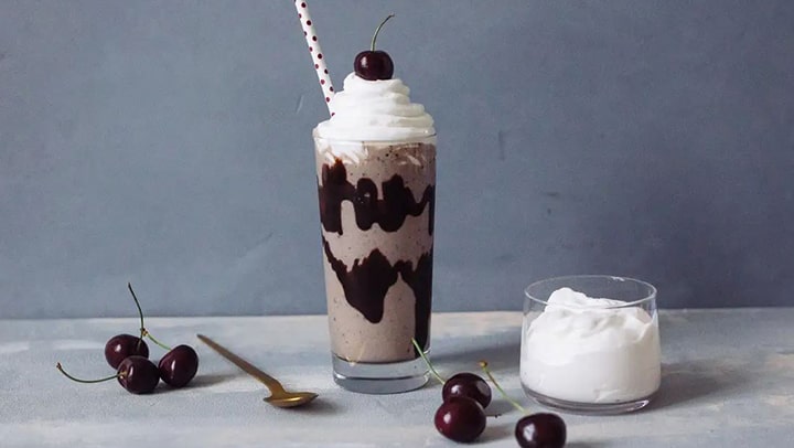 آماده کردن میلک شیک آلبالو آماده کردن میلک شیک آلبالو