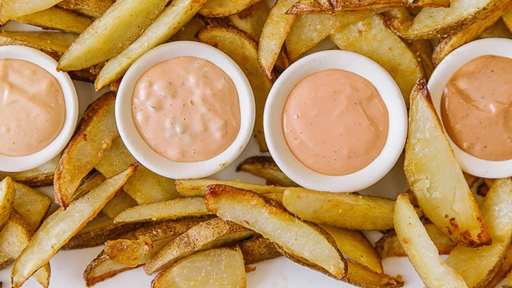 سس فرانسوی خوشمزه برای سالاد و سیب زمینی