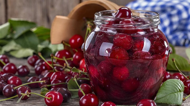 نگهداری آلبالو با تهیه کنسرو آن نگهداری آلبالو با تهیه کنسرو آن