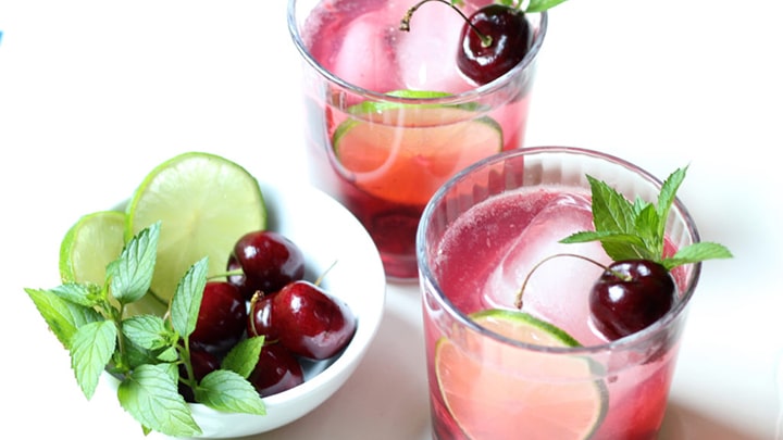 سرو نوشیدنی شربت آلبالو و نعناع